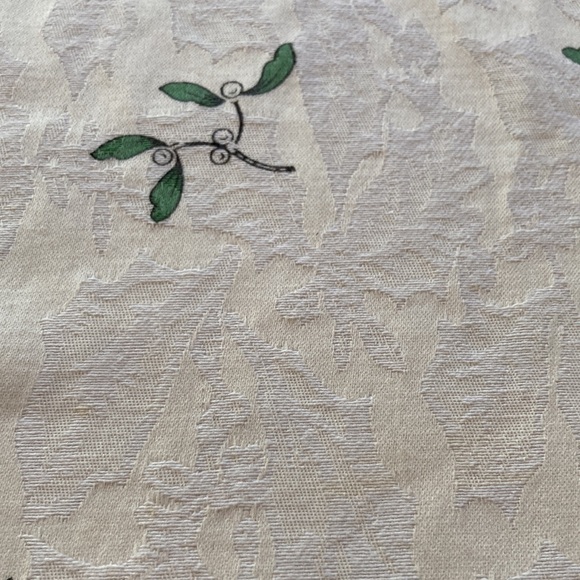 SPODE Christmas Tree Santa Tree Top Dining Table Tablecloth 70 inch Round - Picture 9 of 10